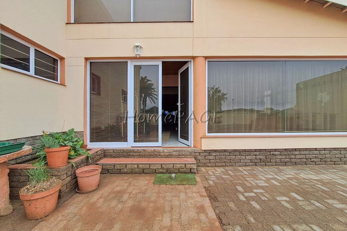 Central Walvis Bay:  Spacious 3 Bedr Home with 2 Bedr Flat is for Sale - Photo 3