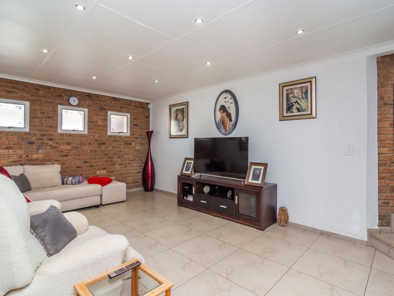 Stunning family home in Rangeview - Photo 1