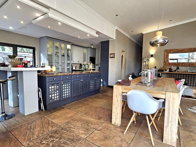 Luxurious, Secure Family Oasis with Stunning Views - Photo 8