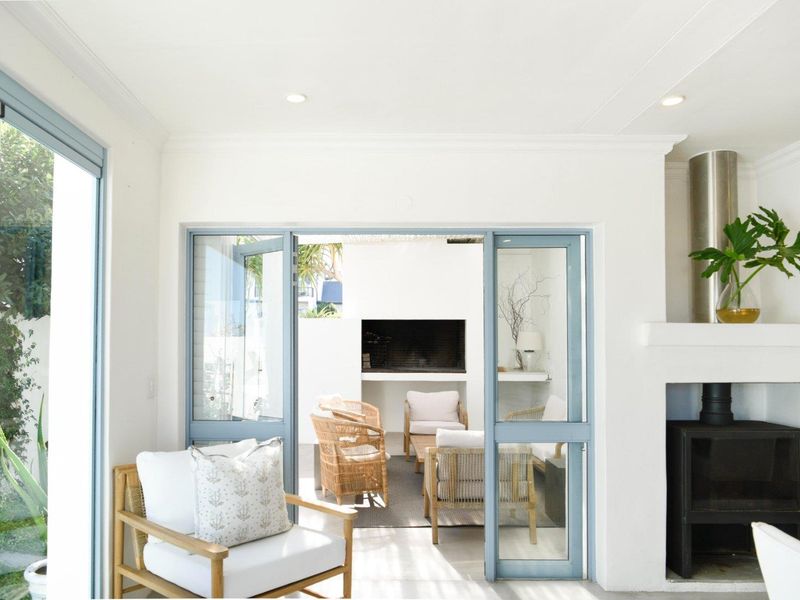 Offered furnished or unfurnished Sleek ultra modern home with stunning views . - Photo 4