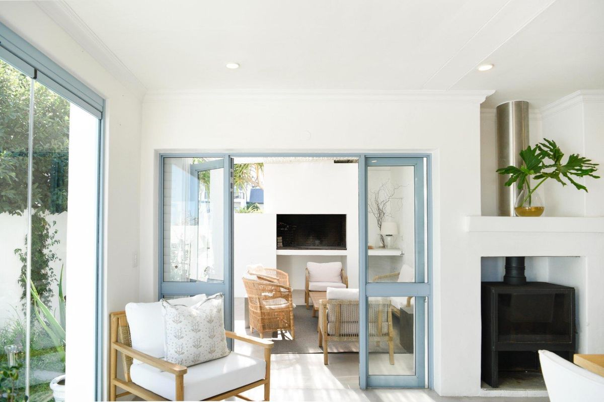 Offered furnished or unfurnished Sleek ultra modern home with stunning views . - Photo 4