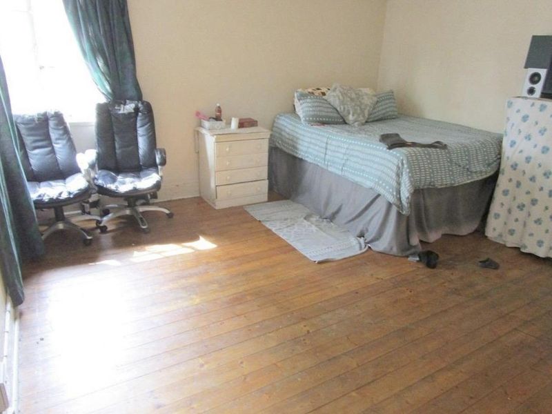 4 Bedroom House For Sale in Bezuidenhout Valley! - Photo 4