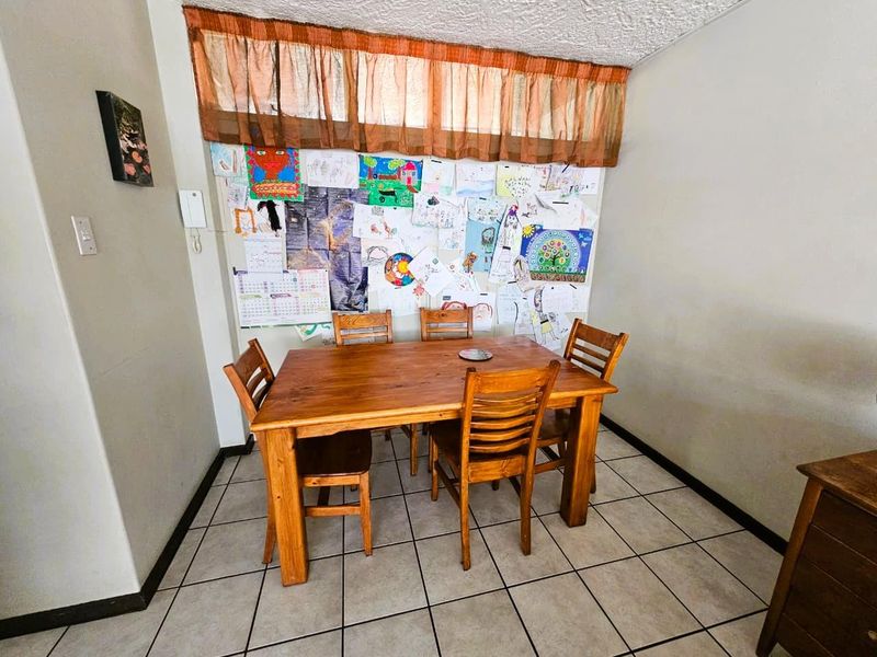 Neat 3-Storey Corner Townhouse in Quiet Part of Queenswood - Photo 7