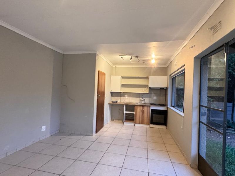 Charming 1-Bedroom Freestanding Cottage in Sought-After Randpark Ridge - Photo 2