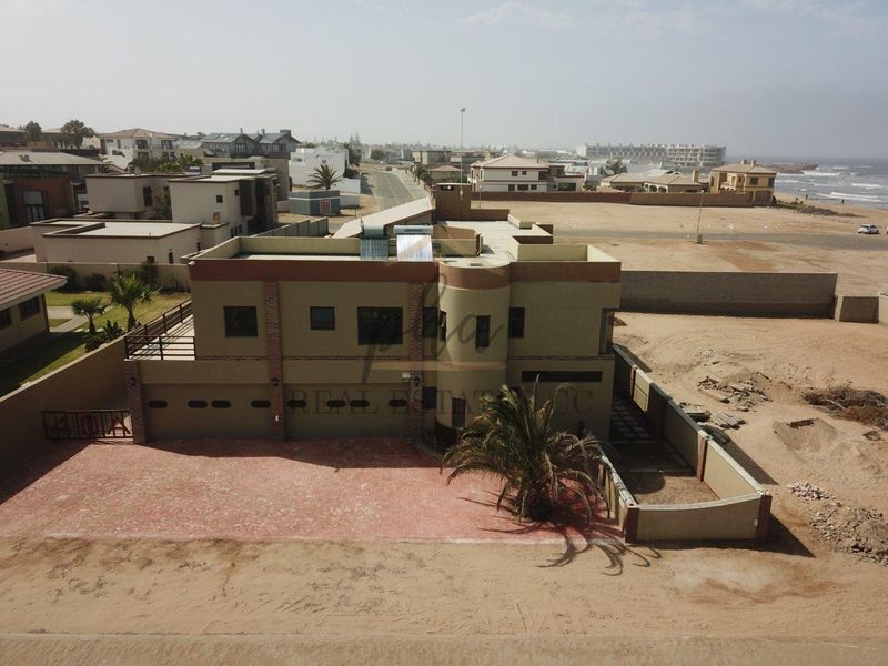 5 Bedroom family home for sale - Swakopmund (Vogelstrand) - Photo 2