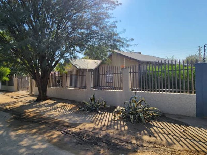 EXCLUSIVE SOLE MANDATE! Captivating and remarkably spacious family home for sale in a prime area of Okahandja! - Photo 2