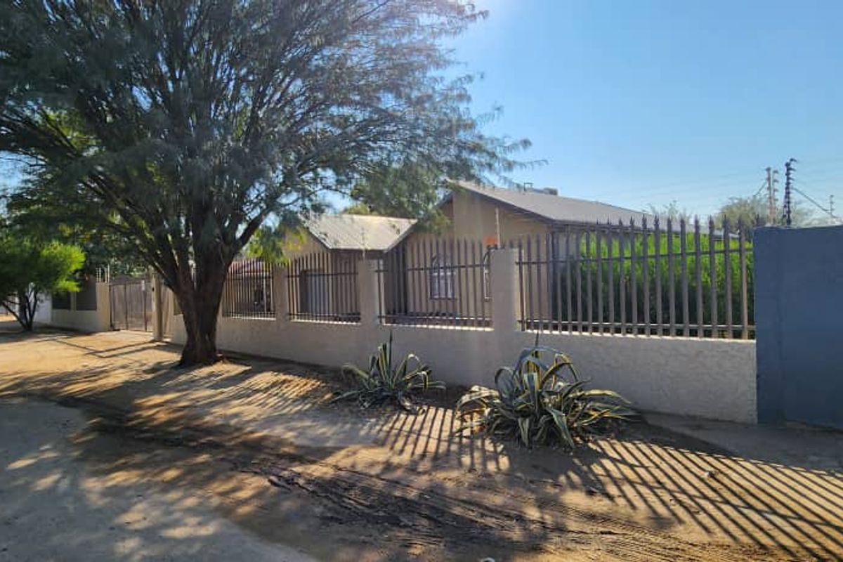 EXCLUSIVE SOLE MANDATE! Captivating and remarkably spacious family home for sale in a prime area of Okahandja! - Photo 2
