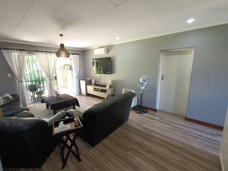 BEAUTIFUL TOWNHOUSE FOR SALE IN SECURE COMPLEX!!!! - Photo 9