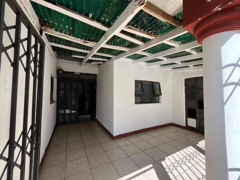 Spacious 3 Bedroom Home with Double Garage in Vosloorus - Photo 3