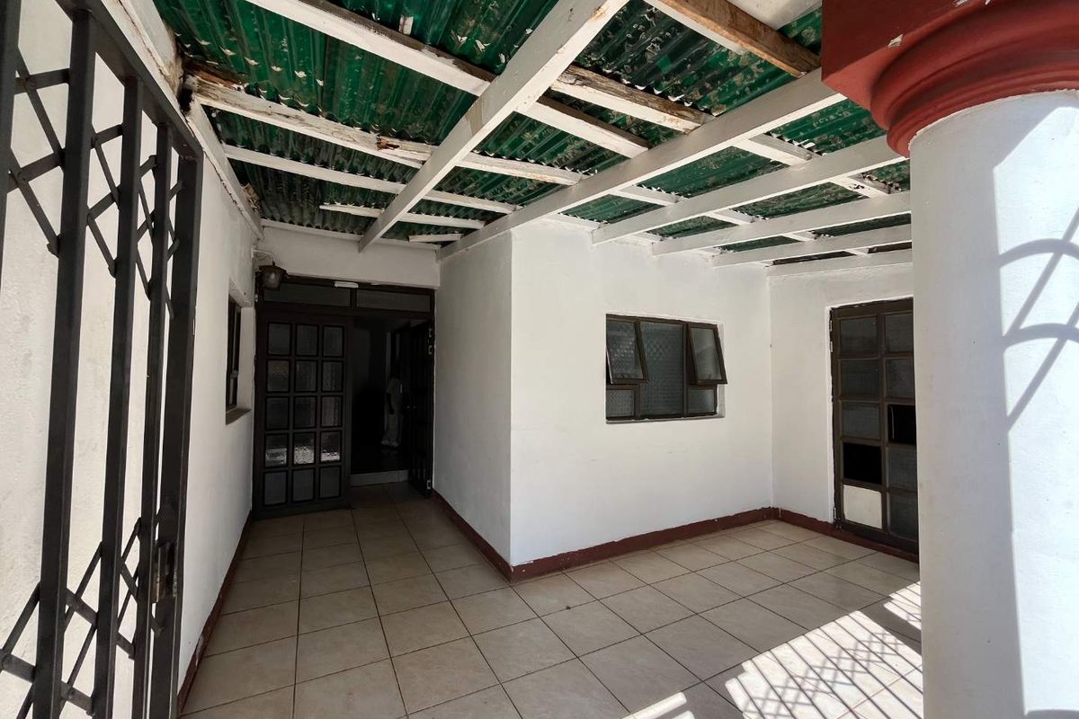 Spacious 3 Bedroom Home with Double Garage in Vosloorus - Photo 3