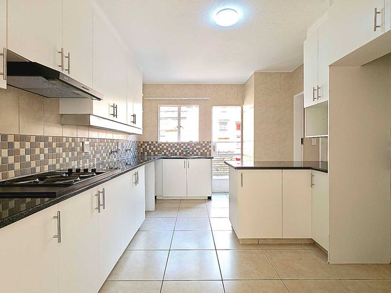Large Duplex Sandton 4 Bedroom Townhouse with Large Wrap-Around Garden - Photo 8