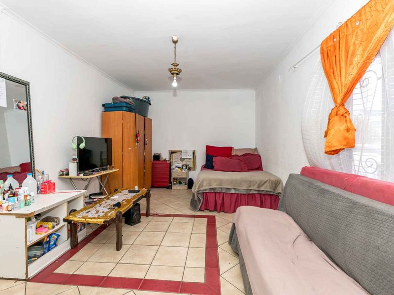 Family Home or Investment Property in Wynberg - Photo 5