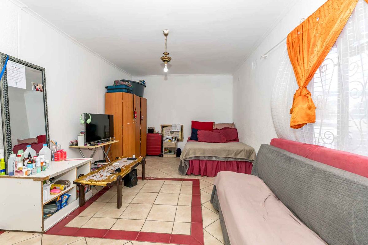 Family Home or Investment Property in Wynberg - Photo 5