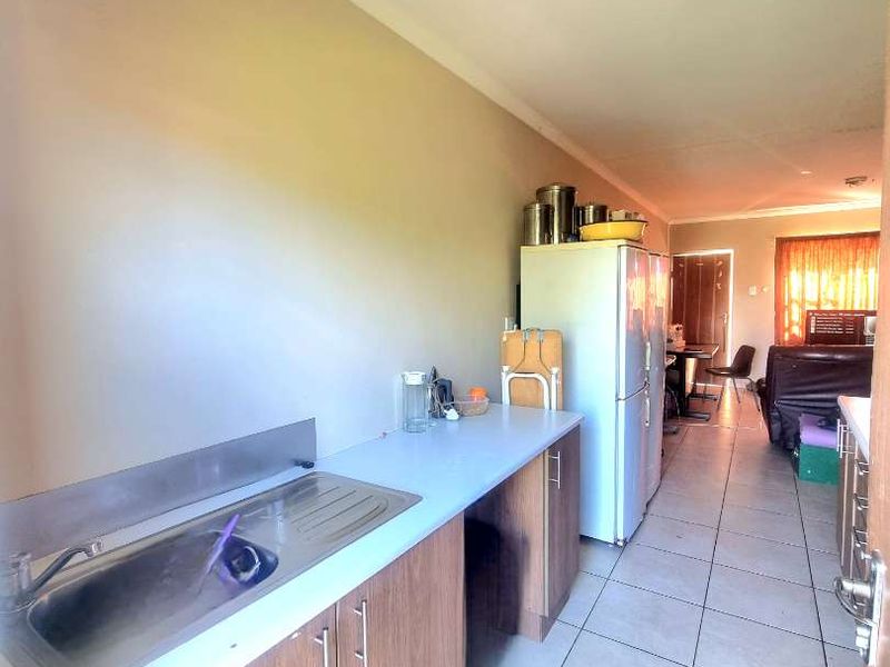 APARTMENT FOR SALE IN LUXURY HILL, SOWETO - Photo 7