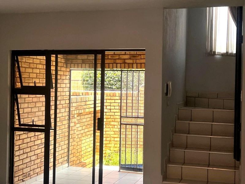 This lock up and go duplex unit is up for grabs in a lovely quiet security complex and facebrick as well. - Photo 5