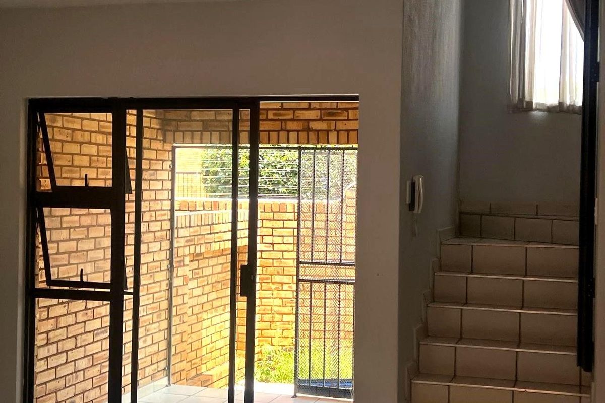 This lock up and go duplex unit is up for grabs in a lovely quiet security complex and facebrick as well. - Photo 5