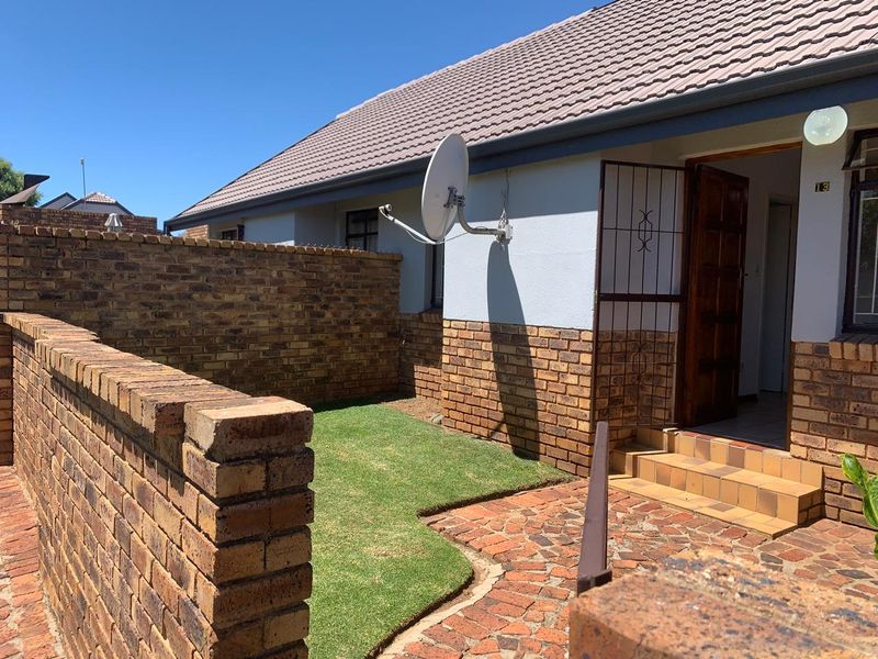 ** Welcome to your new home ** - Photo 3