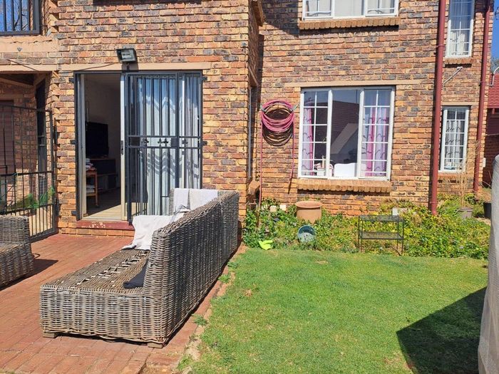 Property #2554615, Townhouse For Sale in Highveld