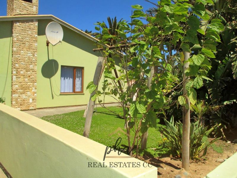 House with 2 flatlets for sale - Swakopmund - Photo 2