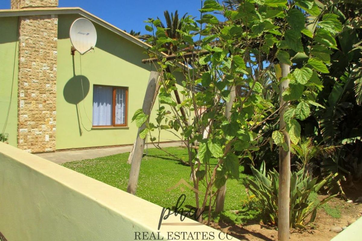 House with 2 flatlets for sale - Swakopmund - Photo 2