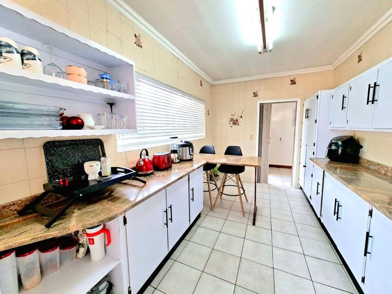 Stunning 4 Bedroom family home in Weltevredenpark - Photo 9