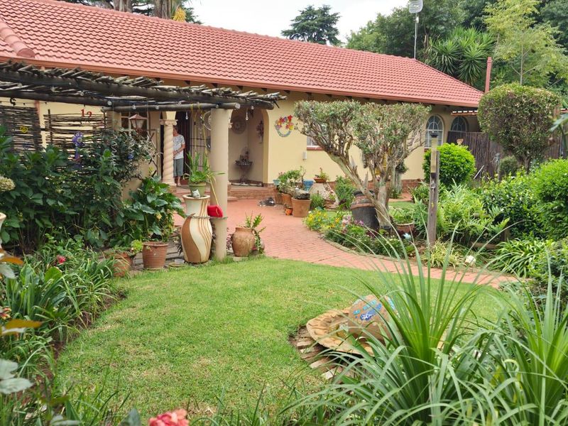 "Family Paradise: Pool, Solar & Spacious!" - Photo 5