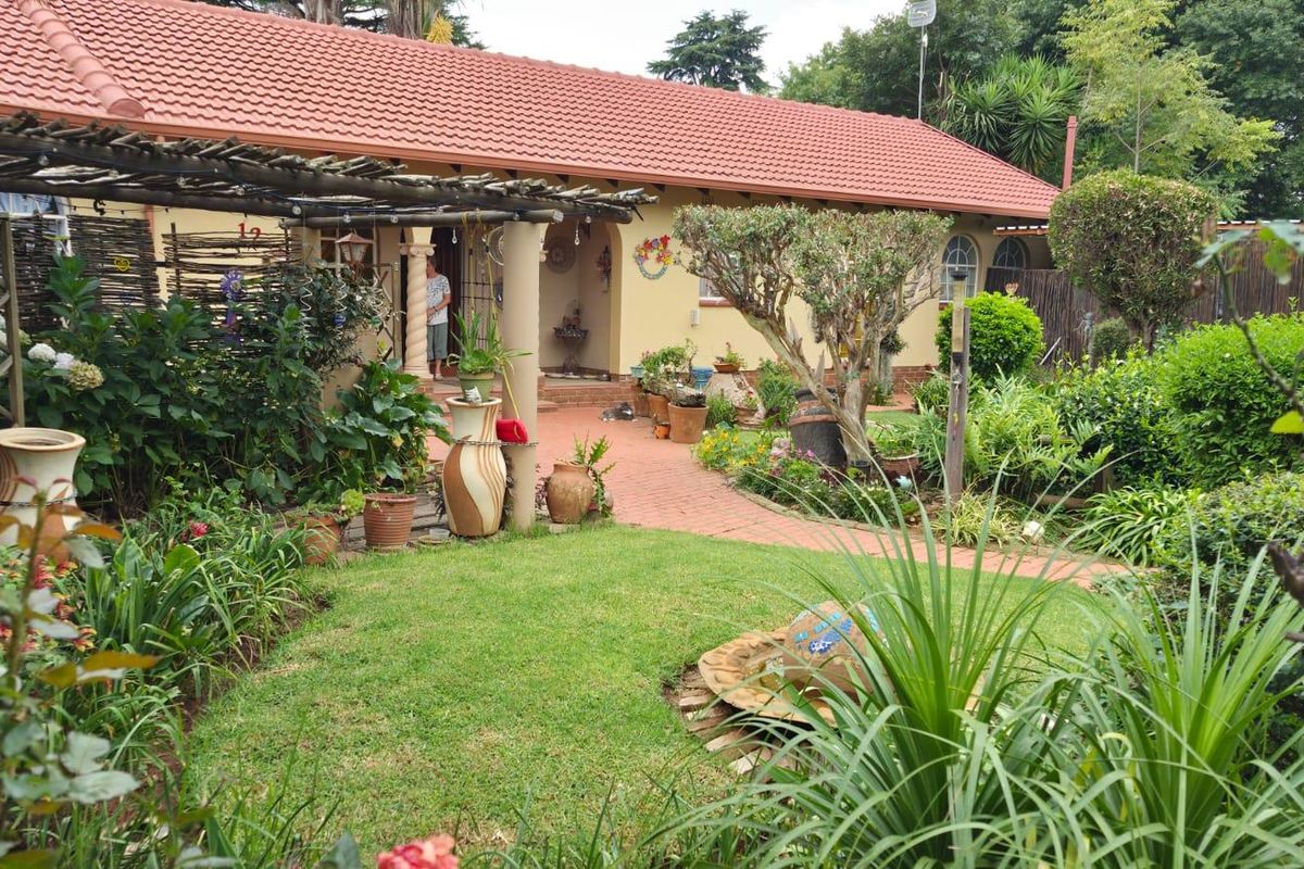 "Family Paradise: Pool, Solar & Spacious!" - Photo 5