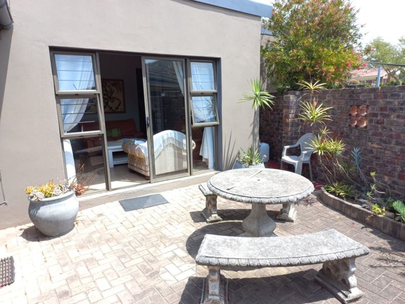 Female Student Accommodation - Summerstrand - Photo 1
