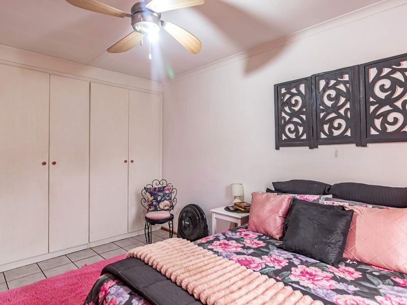 Spacious 2 Bedroom unit with beautiful garden in Doornpoort - Photo 10