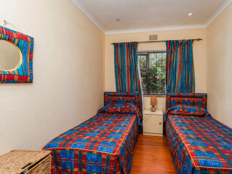 Spacious 6-Bedroom Family Home with Dual-Living Potential in Retreat - Photo 9