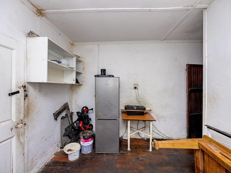 Investment Opportunity: Spacious 7 Bedroom House in Vasco Estate, Goodwood - Photo 5