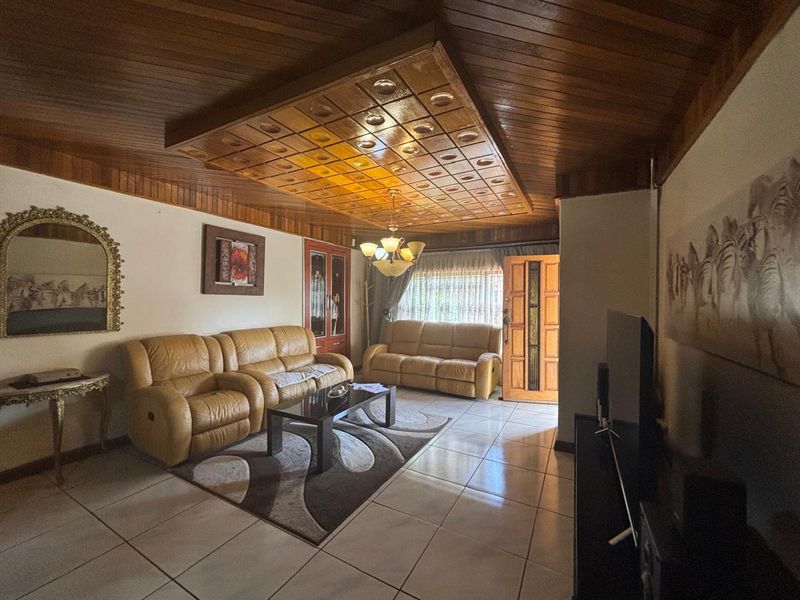 4 Bedroom house for sale in Diepkloof - Photo 6