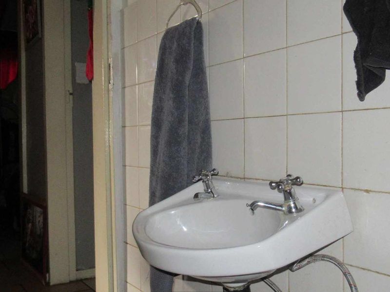 This starter home is perfect for young professionals or for a small family. - Photo 4