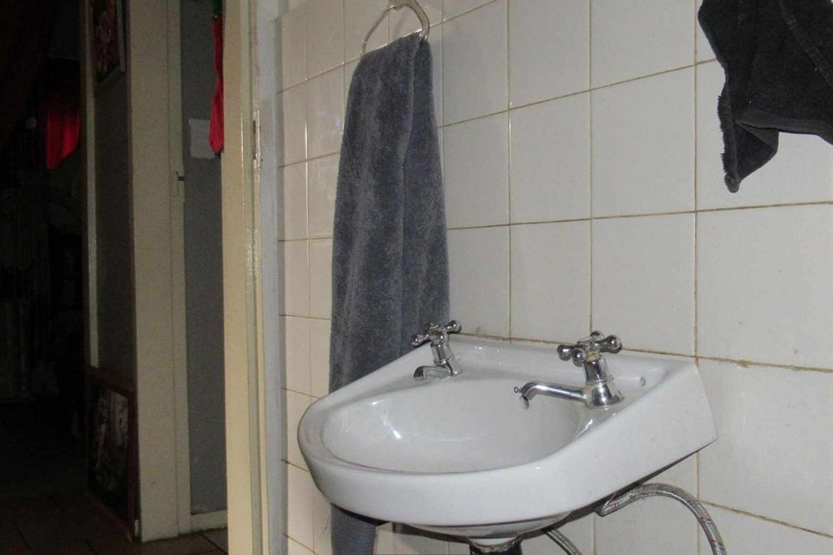 This starter home is perfect for young professionals or for a small family. - Photo 4