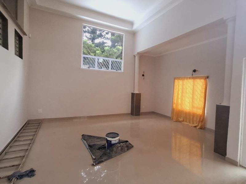 Charming 3-Bed Family Home in Silverglen with Parking and Garden - Photo 4