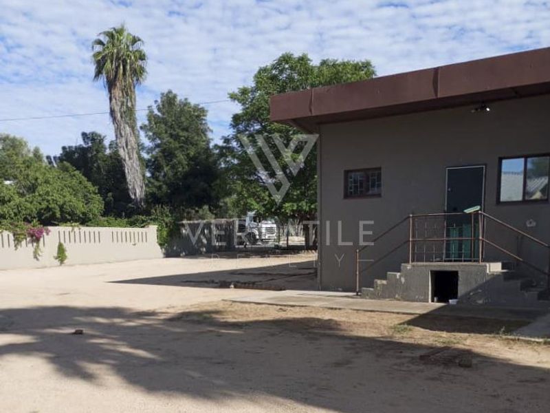 Spacious 4 Bedroom house + 2 Bedroom flat on huge erf for sale - Photo 4