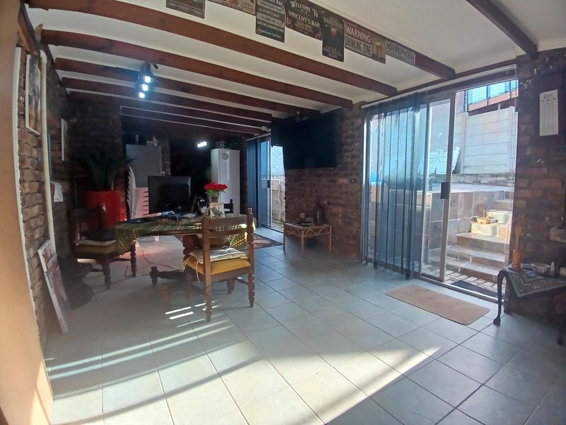 Spacious Face-brick home with panoramic ocean views - Photo 3