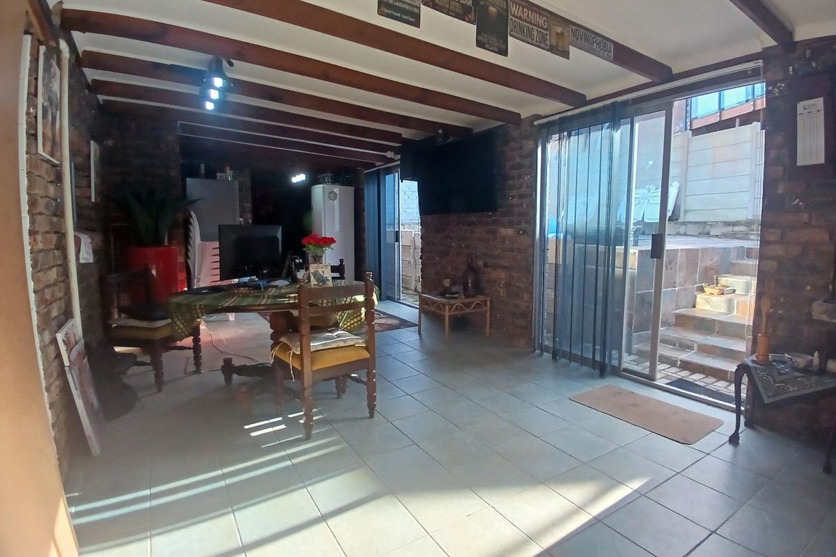 Spacious Face-brick home with panoramic ocean views - Photo 3