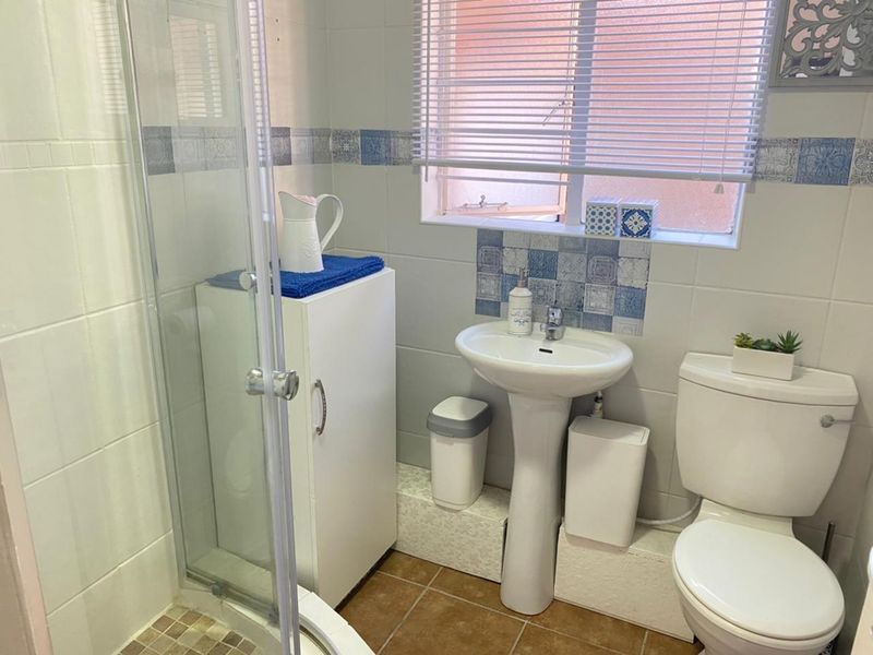 2 Bedroom with Private Garden and Covered Parking - Photo 8