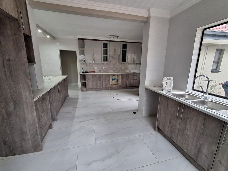 Bargain Alert! Brand-New Renovated Family Home at an Unbeatable Price in Risiville - Photo 2