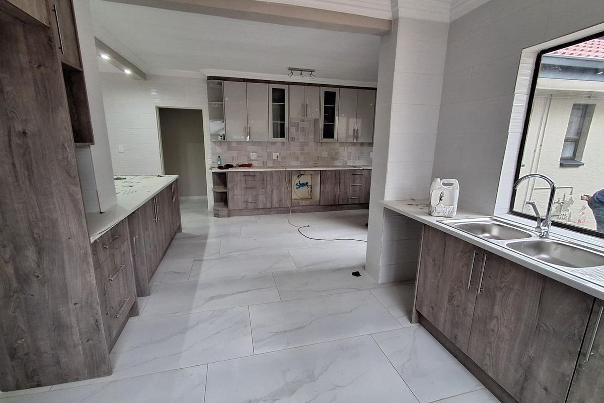 Bargain Alert! Brand-New Renovated Family Home at an Unbeatable Price in Risiville - Photo 2