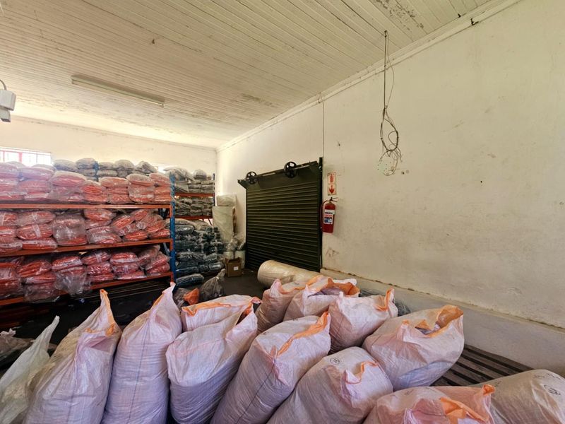 "Ideal Business Hub: Offices, Cold Rooms, Warehouses & More!" - Photo 6