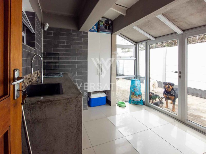 3 bedroom home with bachelor flat - Photo 10