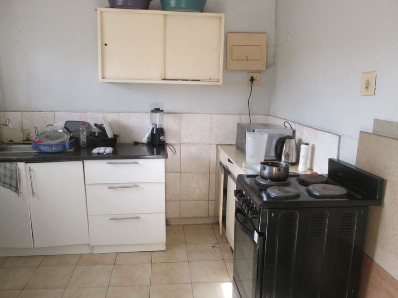BEAUTIFUL, NEAT AND CLEAN [ 1.5] ONE AND HALF BEDROOM APARTMENT FOR SALE IN PRETORIA WEST BARGAIN - Photo 5