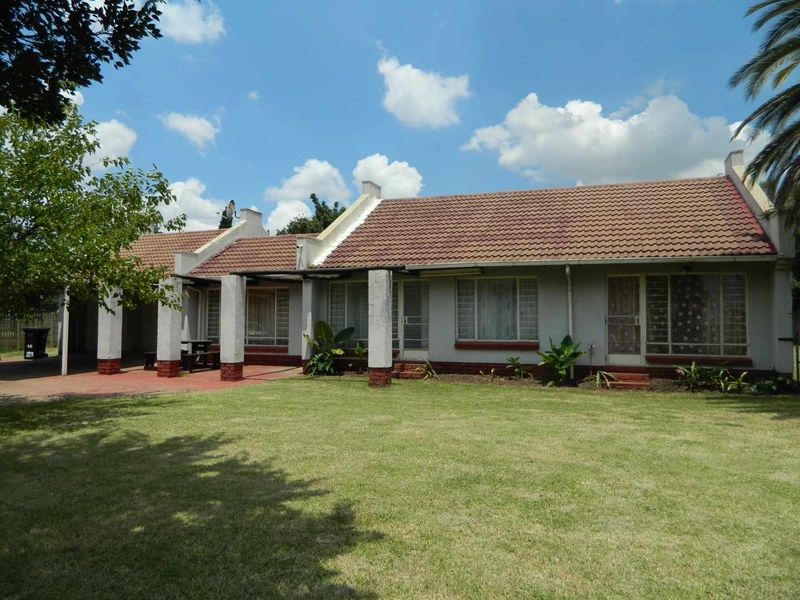 Free Standing Three Bedroom House in Albertsdal. - Photo 2