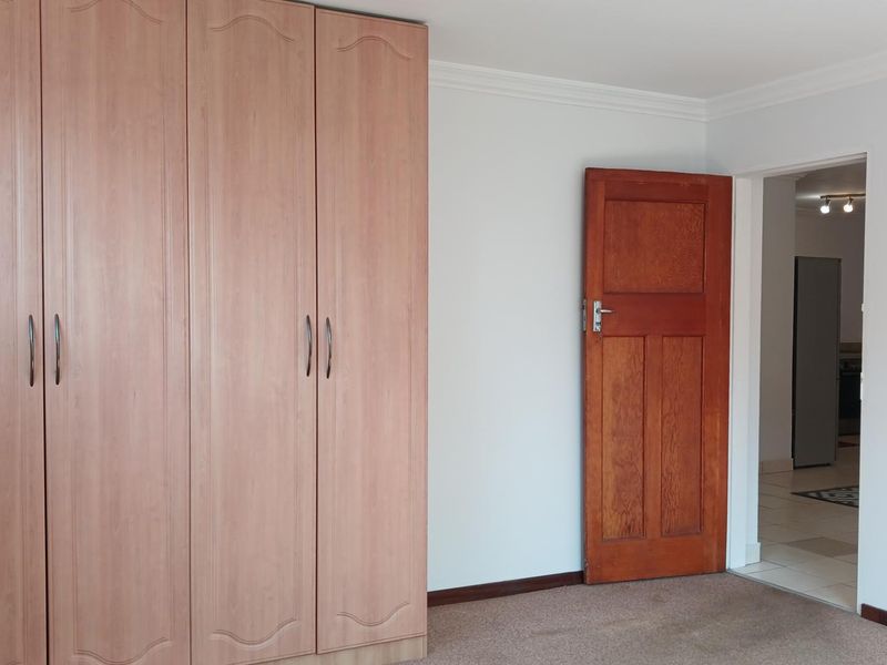 Spacious, Sunny 1 Bed Garden Flat to Let in Paulshof - Photo 5