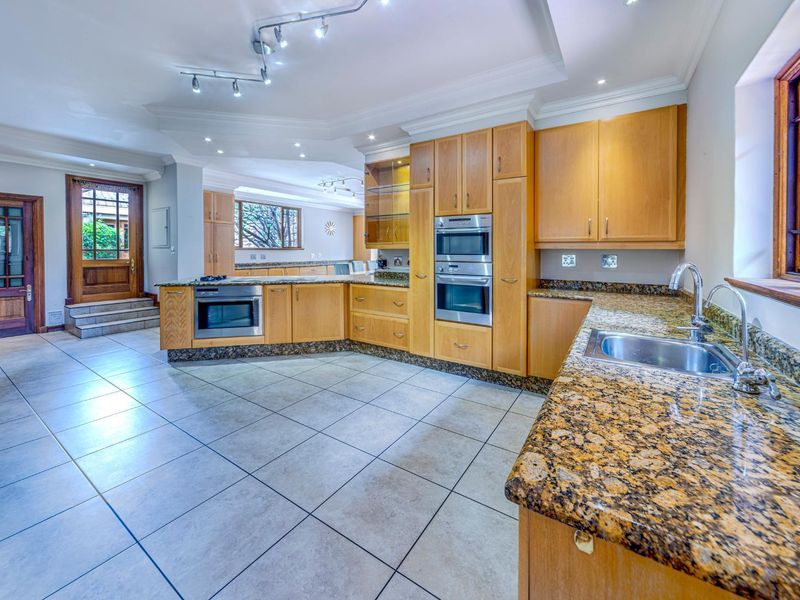 Experience Grandeur and Spaciousness: Majestic 6-Bedroom Family Haven in Sandton's Prime Location - Photo 5