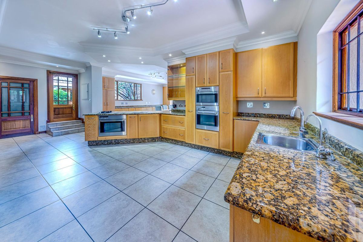 Experience Grandeur and Spaciousness: Majestic 6-Bedroom Family Haven in Sandton's Prime Location - Photo 5