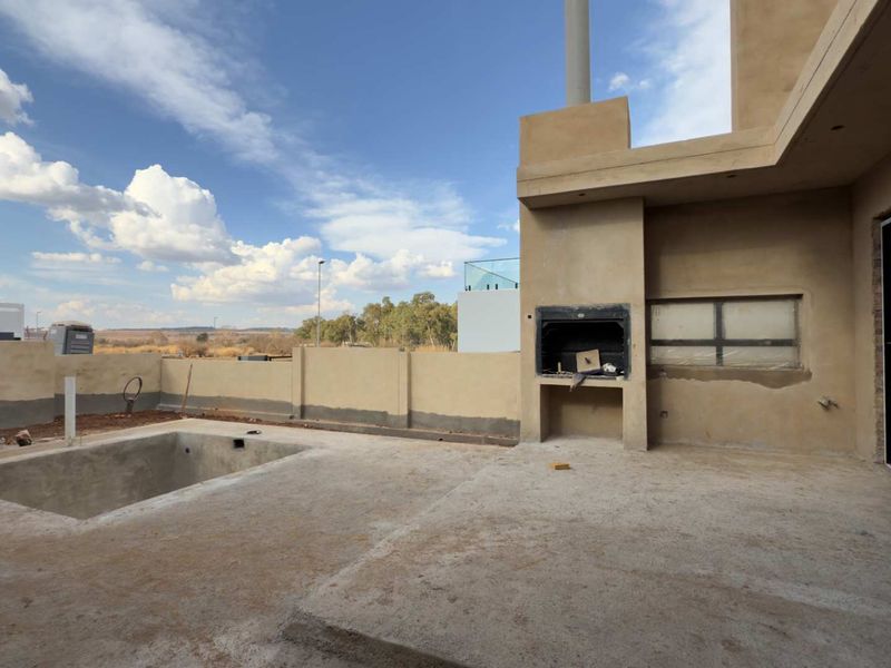 Brand New Family Home in Fountainbrook | Double Garage | Pool | 4 Bedrooms | Staff Quarters or Study | No Transfer Duty - Photo 9