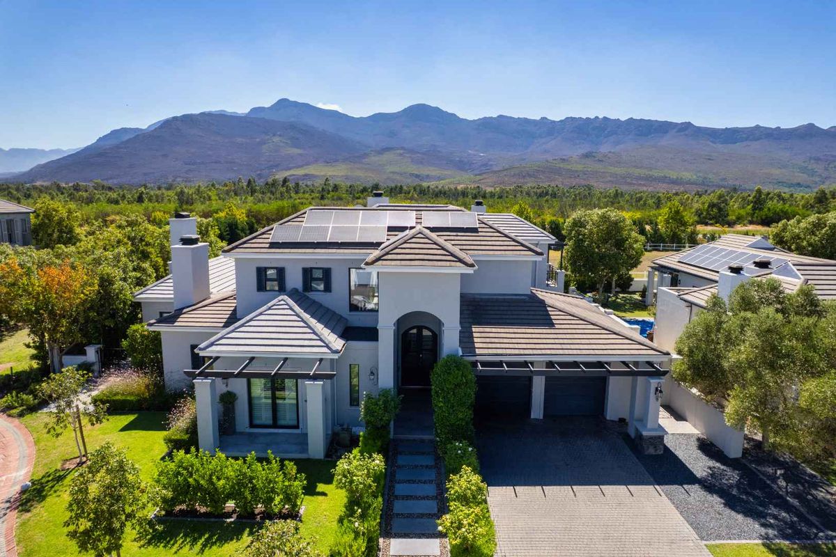 Family Home with Paddock Views on Val de Vie Estate - Photo 4